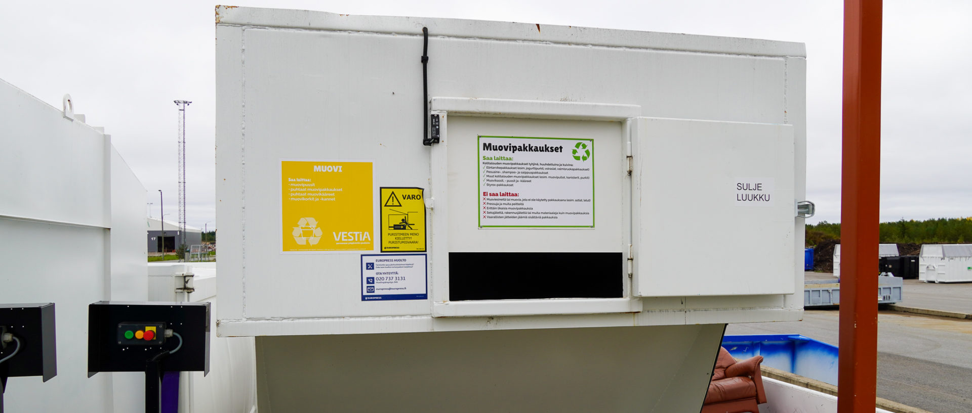 Muovipakkausten puristin Muovipakkausten puristin