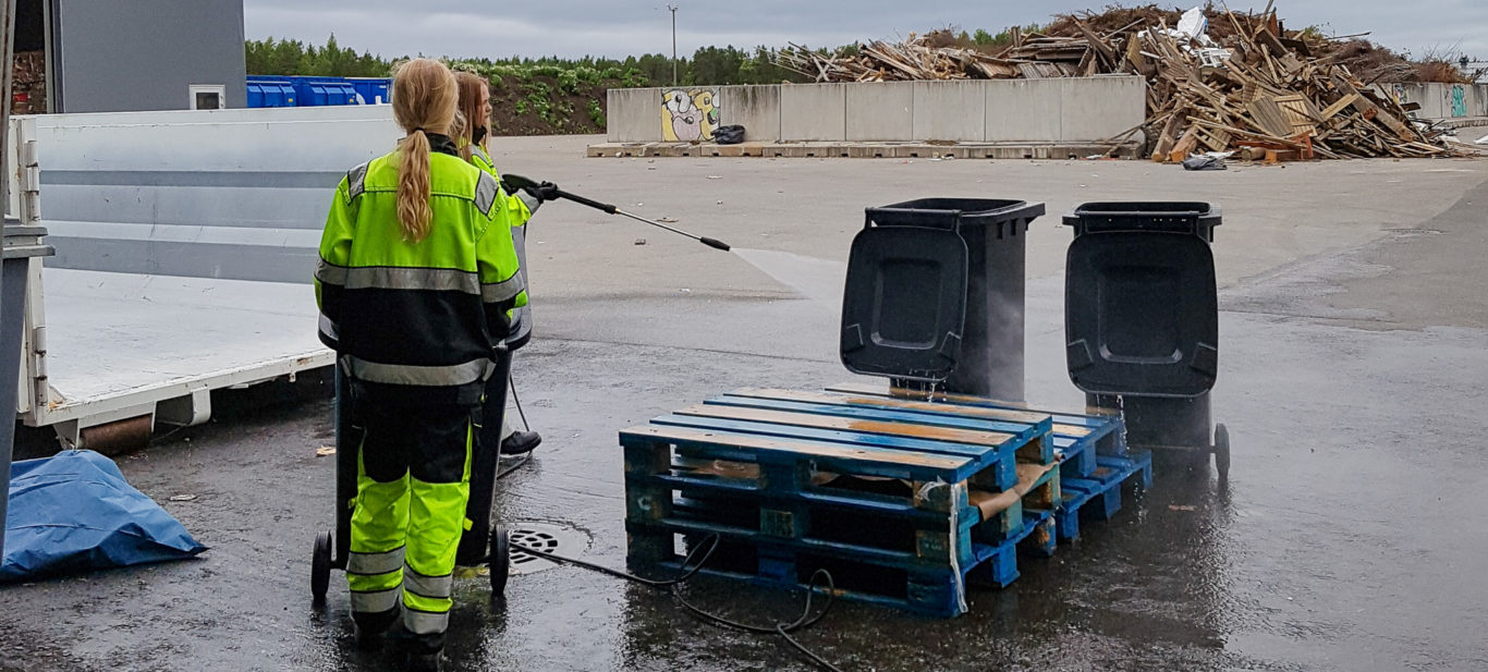 Nuoret kesätöissä pesemässä jäteastioita