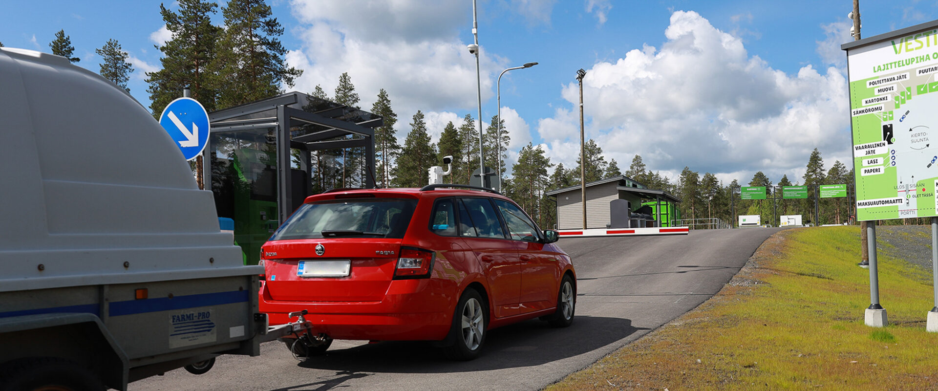 Oulaisten lajittelupiha Auto ajamassa Oulaisten lajittelupihalle