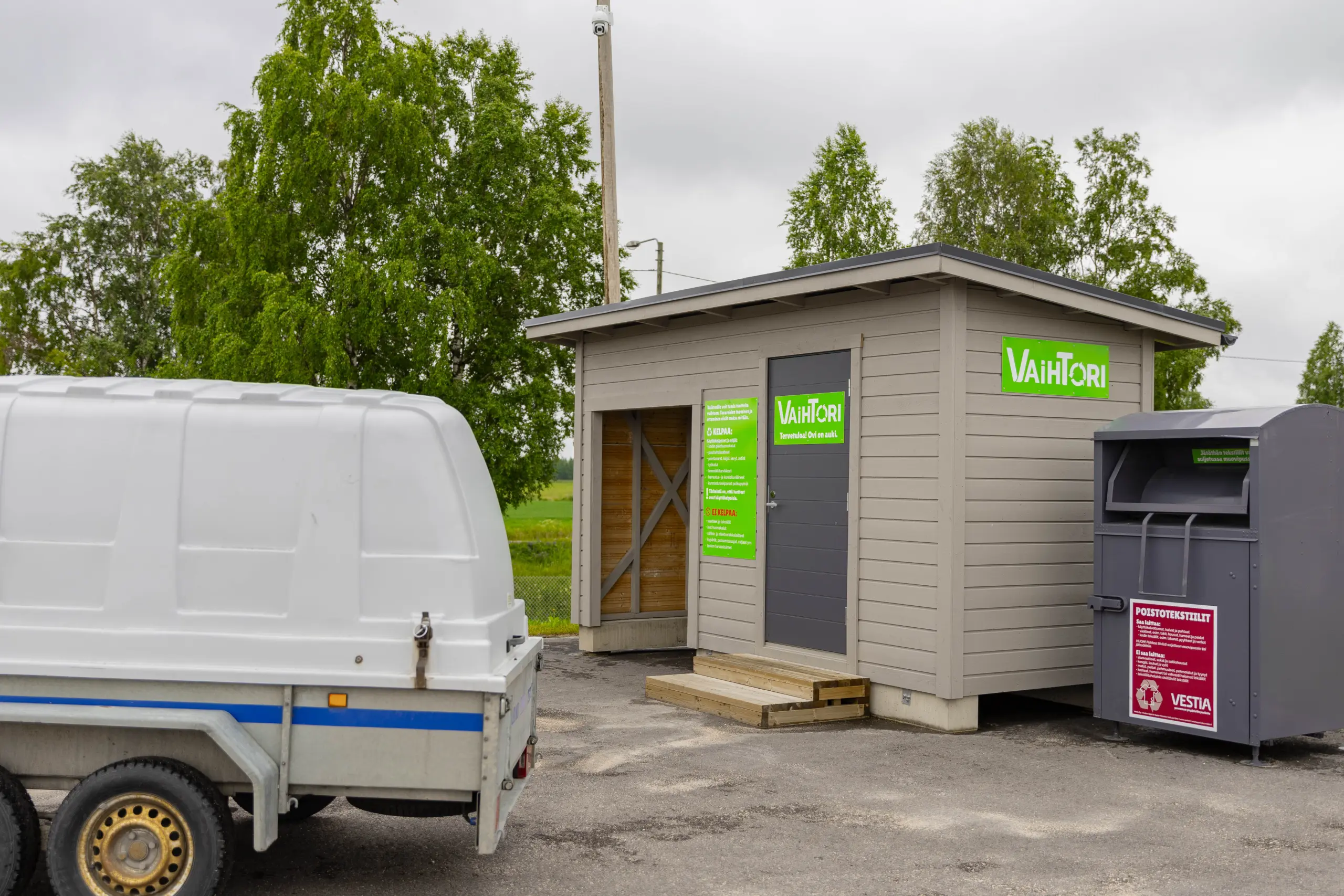 Vaihtori-vaihtopiste kuvattuna Nivalan lajittelupihalla. Harmaa rakennus, jossa pieni katos.