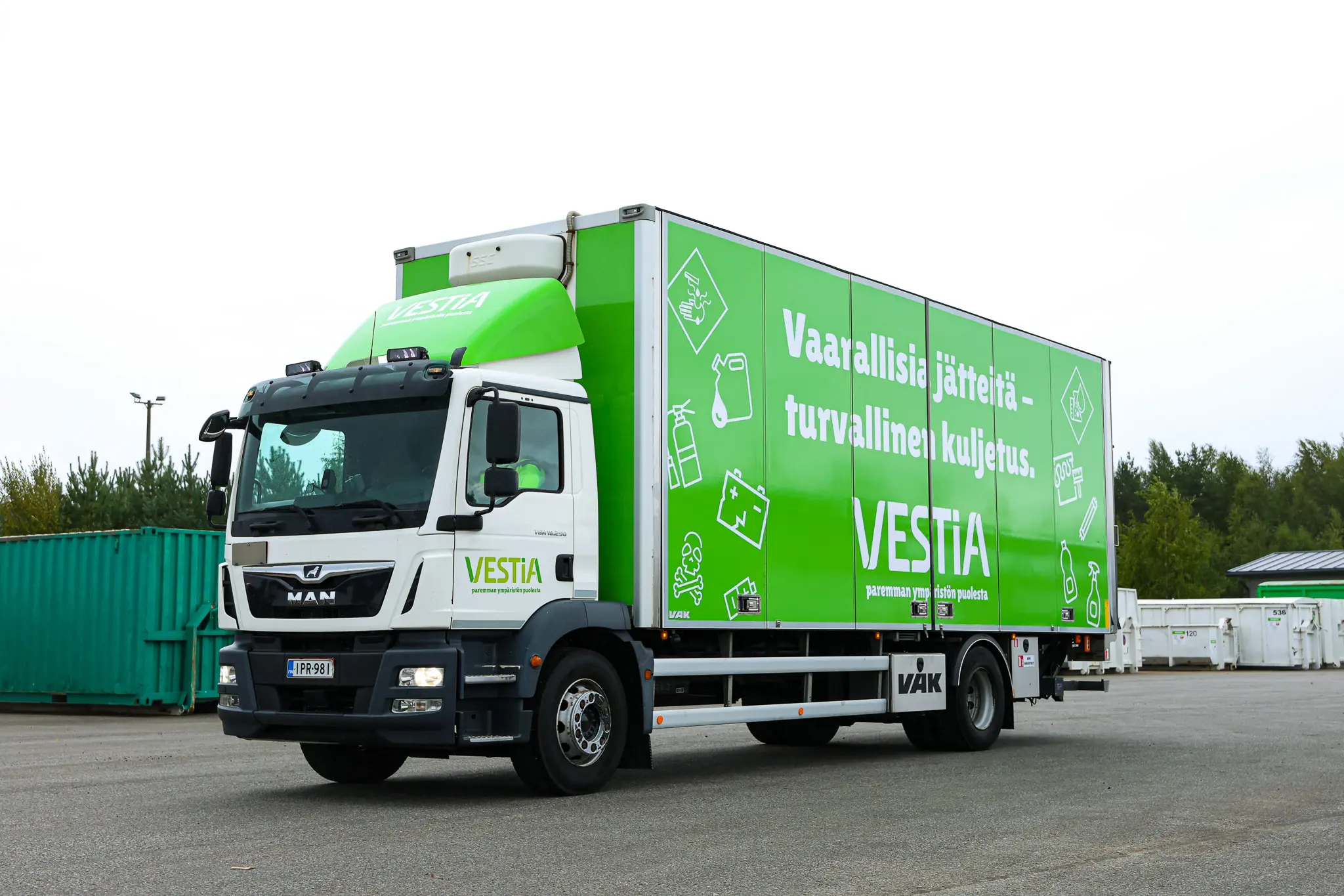 Vihreä Vestian kuorma-auto, jolla kuljetetaan vaarallisia jätteitä. Kyljessä lukee "vaarallisia jätteitä - turvallinen kuljetus"