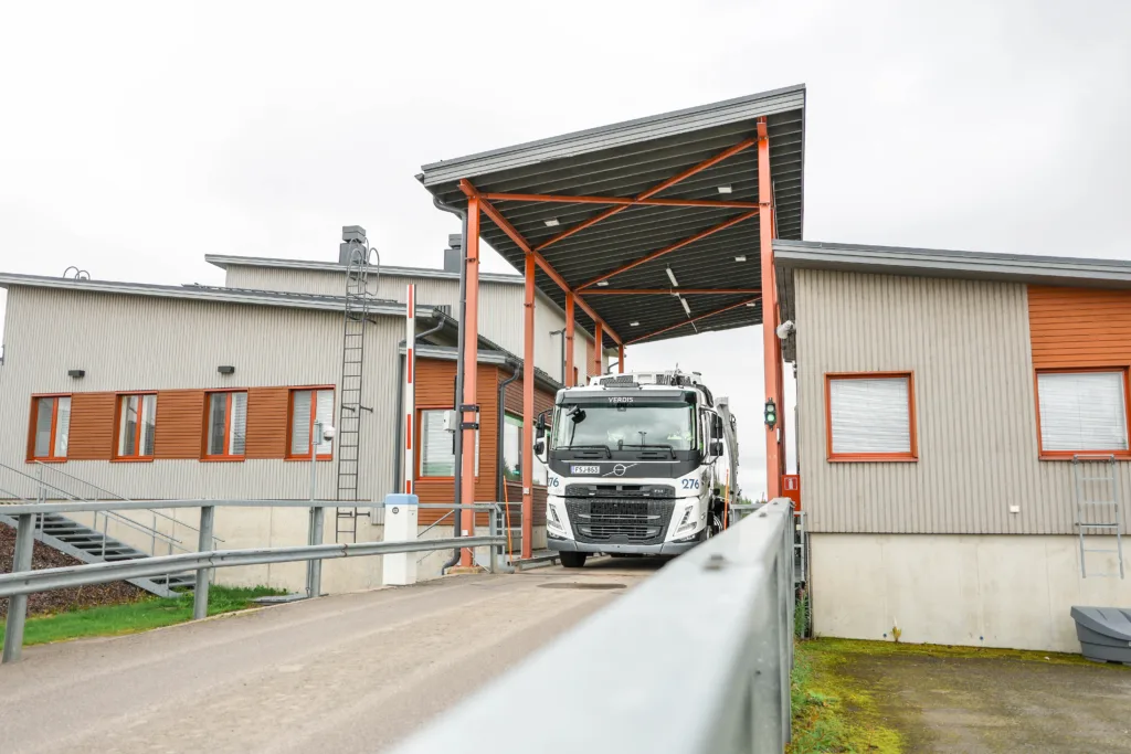 Jäteauto pysähdyksissä vaa'alla edestäpäin kuvattuna