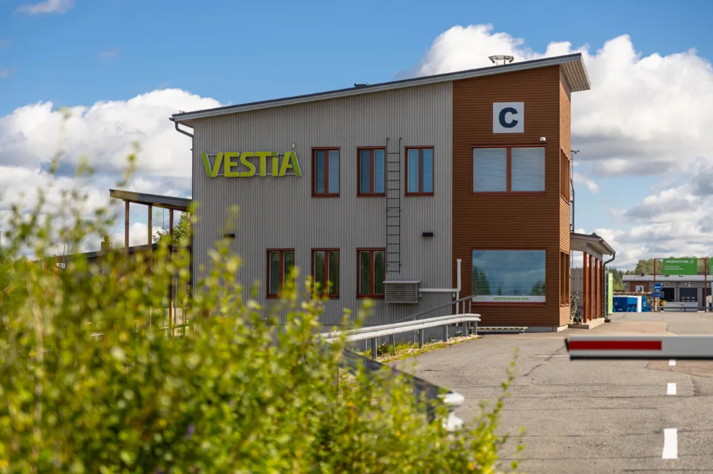 Vestian palvelurakennus kuvattuna aurinkoisena säänä
