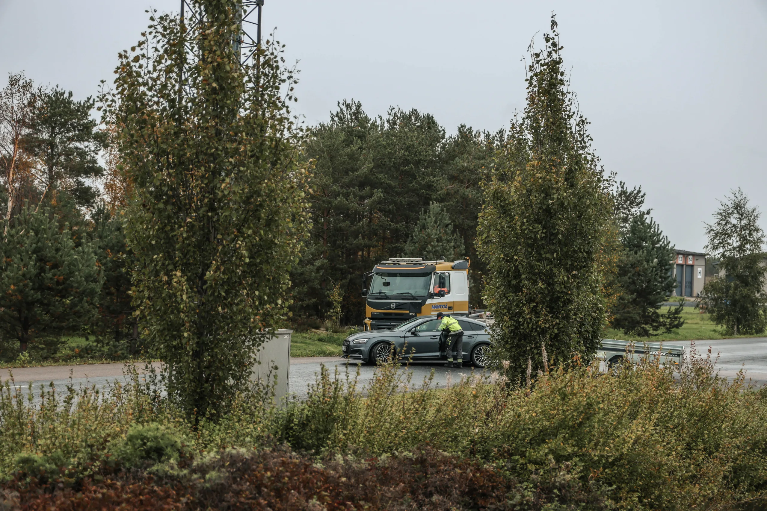 Ylivieskan jätekeskuksen alueella simuloitu tilanne, jossa kuorma-auto ja henkilöauto olisivat muka ajaneet kolarin ja paikalla ylimääräinen Vestian työntekijä selvittämässä tilannetta